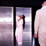260626_Comedie_de_Geneve_la_comedienne_et_danseuse_Janice_Bieleu_dans_une_scene_ou_elle_joue_de_lharmonica_devant_le_comedien_Charles_Henri_Wolff_©_Matthieu_Bareyre